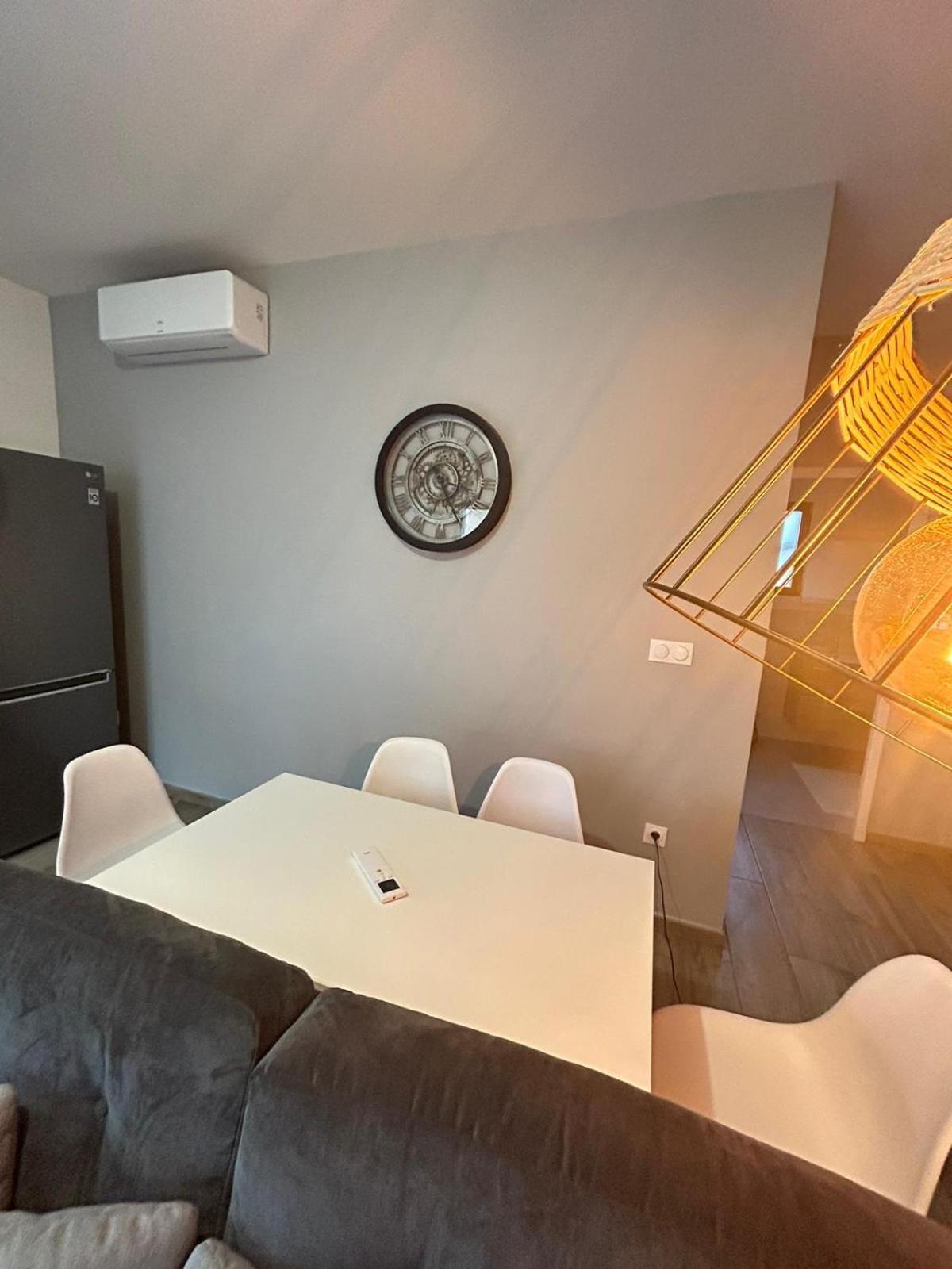 Bella Vista, parking gratuit Apartment Moneteau Bagian luar foto