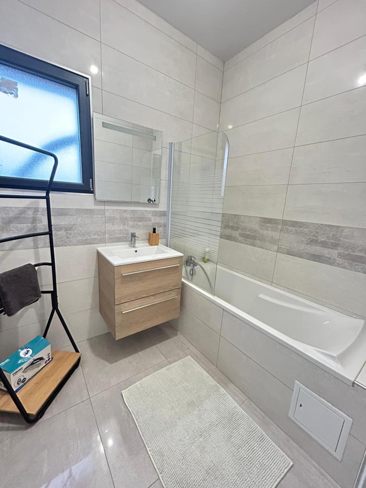 Bella Vista, parking gratuit Apartment Moneteau Bagian luar foto